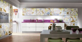 кольоровий інтер'єр кухні Crystal з принтом на меблі, Scavolini