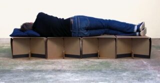 кровать из картонных блоков