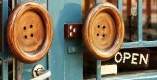 оригинальные дверные ручки в виде пуговиц