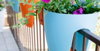 яскраві горщики на поручні