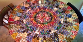 круглый стол из крышечек