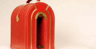 красный чемодан