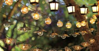 гирлянды фонарей в саду