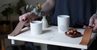 деревянный поднос с кожаными ручками