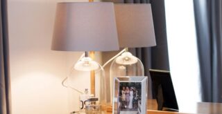 настільний світильник-вітрина Whitley з парфумами