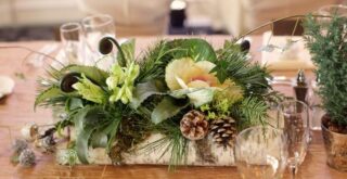 сервировка новогоднего стола живыми цветами