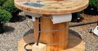садовый стол - мойка из катушки от кабеля