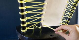 реставрация старого стула с помощью веревки, кожи или ткани