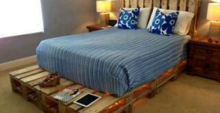 кровать своими руками из неокрашенных палет с изголовьем и столиком