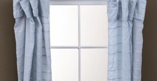 гілка дерева як карниз